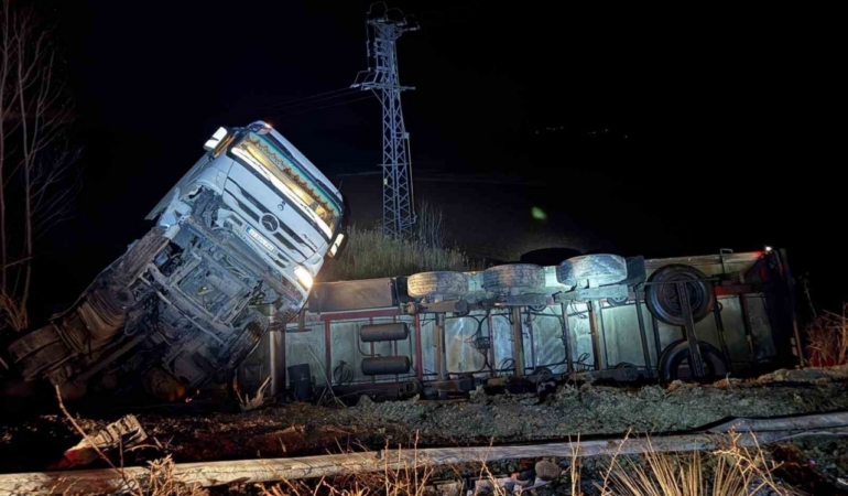 Yaralıya yardım etmek istedi, emniyet şeridindeki otomobiline ticari araç çarptı: 4 yaralı