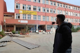 Yarım asırlık okulda yıkım çalışmaları başladı: Mezunlar son kez hüzünle gezdi