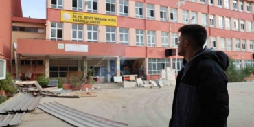 Yarım asırlık okulda yıkım çalışmaları başladı: Mezunlar son kez hüzünle gezdi