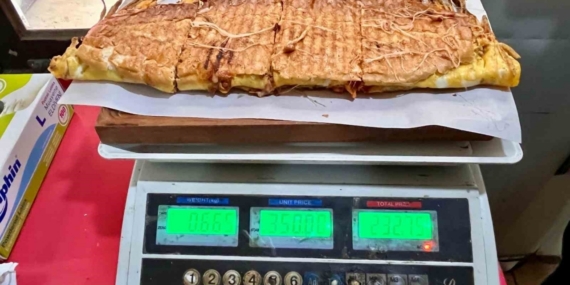 Yarım kiloluk dev tost, 600 liraya satılıyor