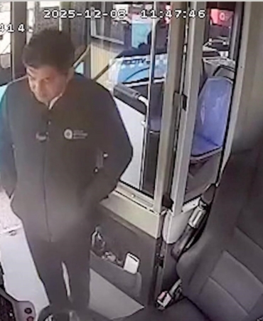 Yaşlı adamın otobüste unuttuğu içinde 4 bin euro olan çantanın başında adeta nöbet tuttu