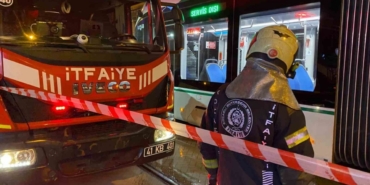 Yaşlı kadın yolun karşısına geçmek isterken tramvayın altında kaldı