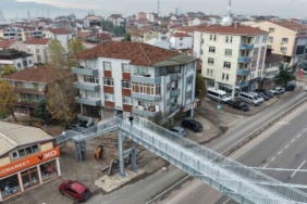 "Yayalar evimi izliyor" şikayeti üst geçidi yıktırdı: "Evi yine görebiliyoruz"