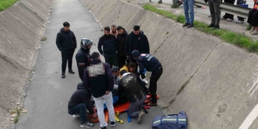 Yayaya yol veren motosikletli arkasından gelen otomobilin çarpmasıyla kanala uçtu