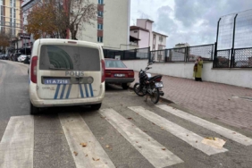 Yayaya yol verirken, arkadan motosiklet çarptı