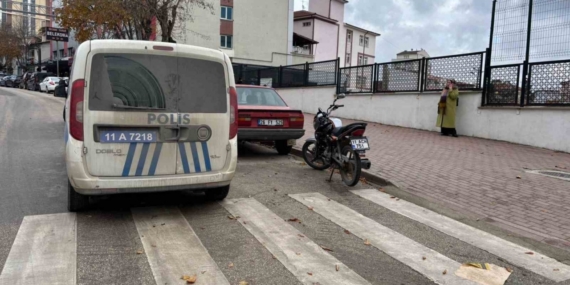 Yayaya yol verirken, arkadan motosiklet çarptı