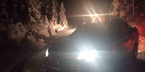 Yaylada mahsur kalan vatandaşların belediye ekipleri kurtardı