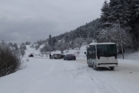 Yedigöller Milli Parkı yolu buzlanma nedeniyle ulaşıma kapatıldı