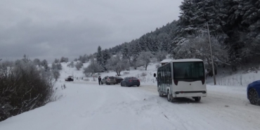 Yedigöller Milli Parkı yolu buzlanma nedeniyle ulaşıma kapatıldı