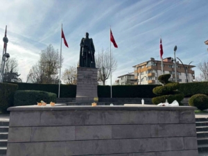 Yediler içtiler, sokakta çöplerini bıraktılar