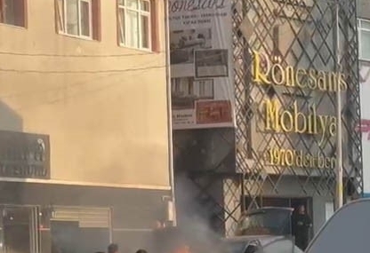 Yeni aldığı otomobilinden alevler yükseldi, yangını söndürdü
