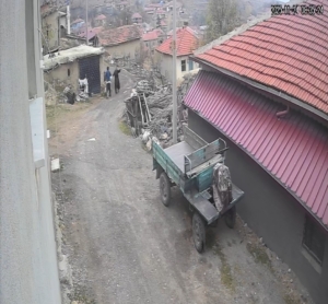 Yerde yatan karısının kafasına tekme attı