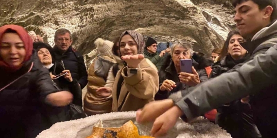 Yerin 150 metre altındaki bu mağarada şifa arıyorlar