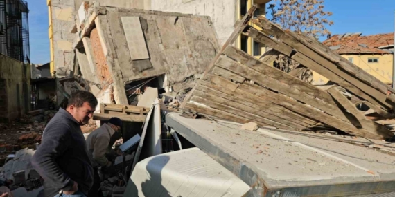 Yıkım sırasında enkaz altında kalmaktan saniyelerle kurtuldular