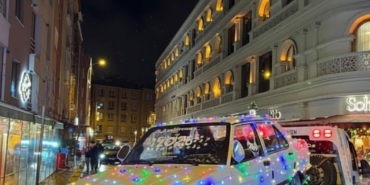 Yılın son günü arabasını ışıklarla kapladı