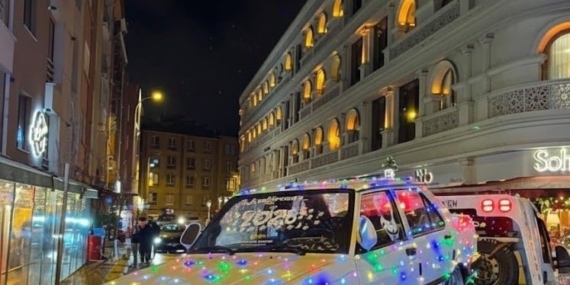 Yılın son günü arabasını ışıklarla kapladı