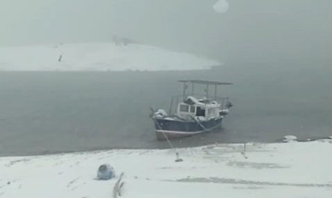 Yoğun kar ve sis balıkçıları durdurdu: Tekneler kıyıya çekildi