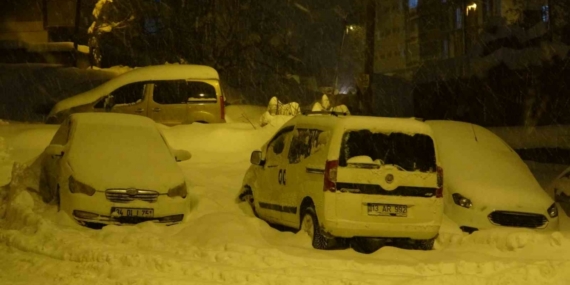 Yoğun kar ve tipi Bitlis’te hayatı olumsuz etkiledi