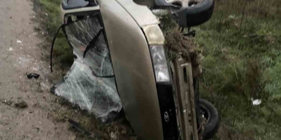 Yoğun sis beraberinde kaza getirdi: Devrilen otomobil sürücüsü yaralandı