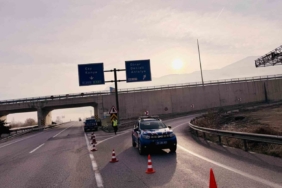 Yoğun sis nedeniyle kara yolu ulaşıma kapatıldı