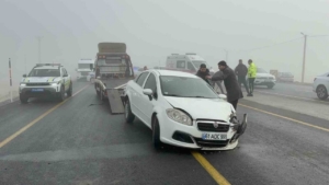 Yoğun sis Tatvan’da zincirleme kazaya neden oldu