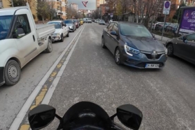 Yoğun trafikte ters yöne giren sürücü tehlikeye davetiye çıkardı