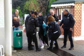 Yola bıraktığı çanta polisi alarma geçirdi, gözaltına alınırken güçlük yaşattı