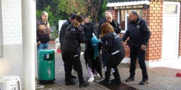 Yola bıraktığı çanta polisi alarma geçirdi, gözaltına alınırken güçlük yaşattı