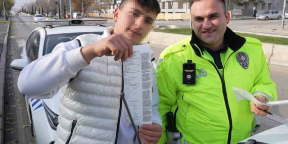 Yolcu kapısından inen ehliyetsiz sürücü drondan kaçamadı: "Gafil avlandım" dedi, ceza makbuzuyla hatıra fotoğrafı çektirdi