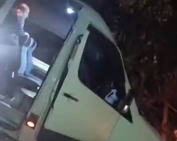 Yolcu minibüsü şarampolde asılı kaldı, faciadan dönüldü
