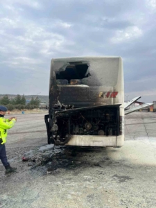 Yolcu otobüsü seyir halindeyken yangın çıktı