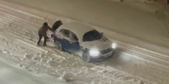 Yolda kalan araçları el birliğiyle çıkardılar