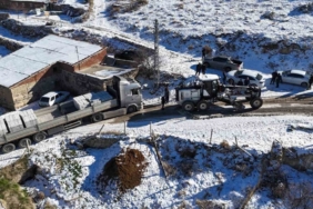 Yolda mahsur kalan tır, ekipler tarafından kurtarıldı