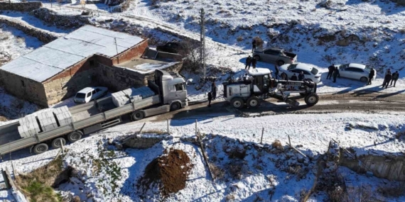 Yolda mahsur kalan tır, ekipler tarafından kurtarıldı