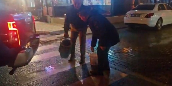 Yolda oluşan çukurları görünce dayanamayan esnaf  kum ve çakılla çukurları kendisi kapattı