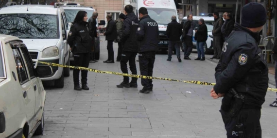 Yoldan geçenleri bıçakladı: 1’i ağır 3 yaralı