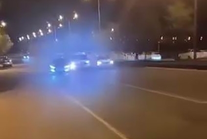 Yolu çekerken kaza anını kaydettiler