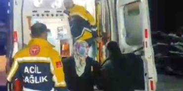 Yolu kapanan köyde doğum sancısı tutan kadın 2 saat süren çalışmayla hastaneye ulaştırıldı