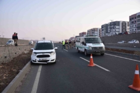 Yolun karşı tarafına geçmek isterken 2 aracın çarptığı adam hayatını kaybetti