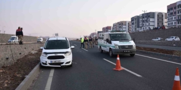 Yolun karşı tarafına geçmek isterken 2 aracın çarptığı adam hayatını kaybetti