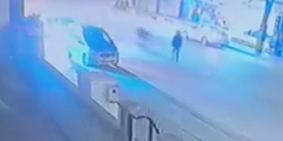 Yolun karşısına geçmek isteyen çocuğa motosiklet çarptı... O anlar kamerada