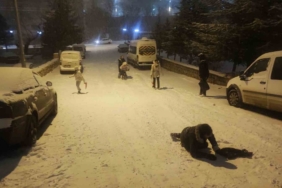 Yozgat’ta mahalle aralarında kar eğlencesi: Sokaklar kayak pistini aratmadı