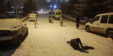Yozgat’ta mahalle aralarında kar eğlencesi: Sokaklar kayak pistini aratmadı