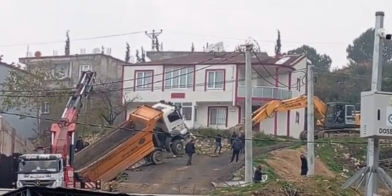 Yük boşaltan kamyon askıda kaldı