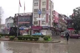 Yüksek kesimlerde 20 santimetreye ulaşan kar, ilçe merkezinde de yağmaya başladı