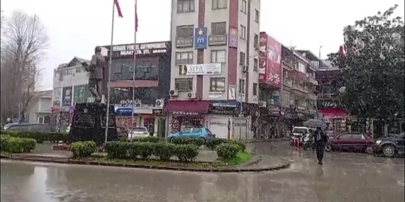Yüksek kesimlerde 20 santimetreye ulaşan kar, ilçe merkezinde de yağmaya başladı