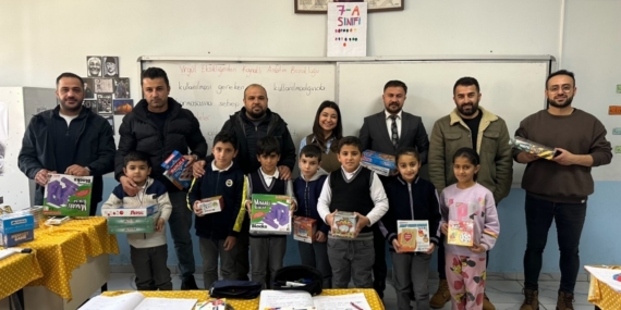 Yüksekova’da 16 okula 440 farklı eğitim ve zeka oyunu seti ile kırtasiye malzemesi hediye edildi