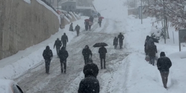 Yüksekova’da beyaz esaret: Vatandaşlar araçlarını bırakıp yürüdü