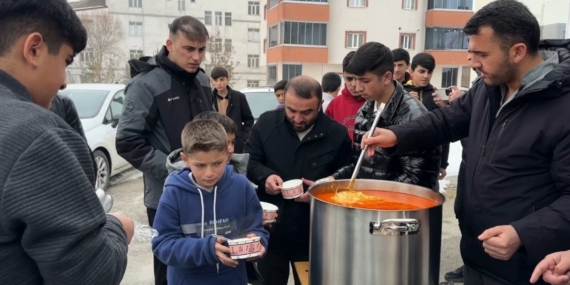 Yüksekova’da cuma namazı sonrası cemaate keledoş ikram edildi