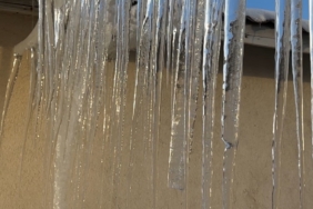 Yüksekova’da dondurucu soğuklar: Buz sarkıtları 3 metreyi aştı